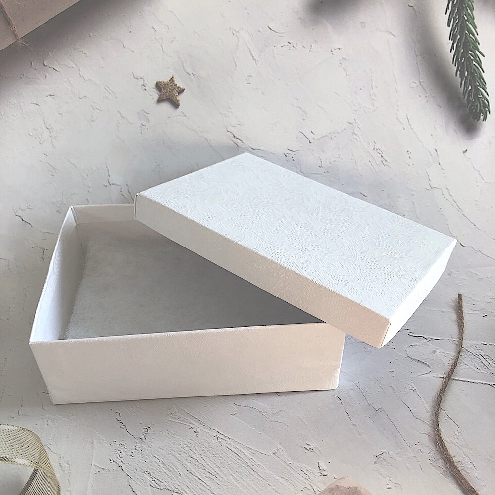 5/$30 White Swirl Jewelry Gift Boxes/display with inserts, 5 boxes.